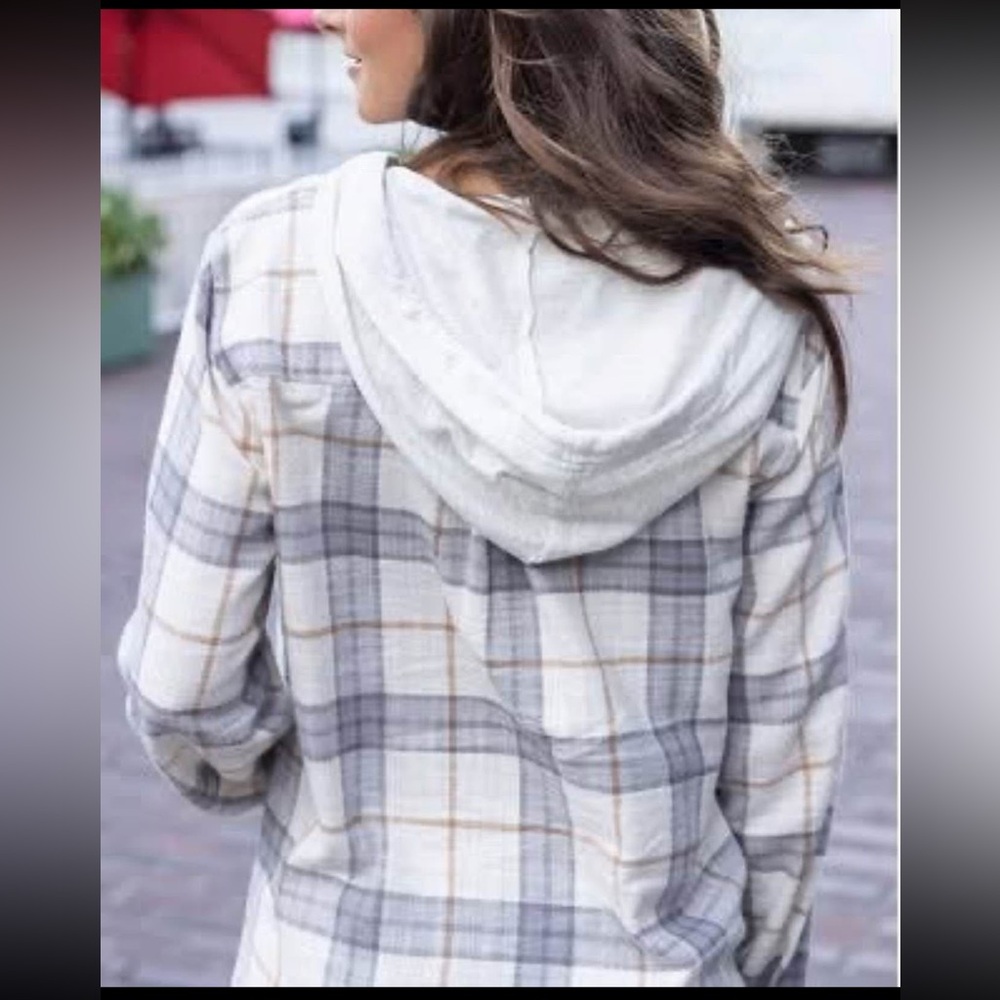 NWT Grace & Lace Lightweight Hooded Flannel Shacket Ivory/Grey Size Small - Picture 3 of 4